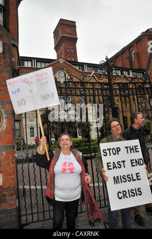 Eine Gruppe von Demonstranten, darunter Carole Vincent ex-Big Brother 8 contestent (links) außen Bogen Viertel, die Wohnungen wo Raketen während der Olympischen Spiele in London positioniert werden sollen. Samstag, 5. Mai 2012 Stockfoto