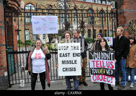 Eine Gruppe von Demonstranten, darunter Carole Vincent ex-Big Brother 8 contestent (links) außen Bogen Viertel, die Wohnungen wo Raketen während der Olympischen Spiele in London positioniert werden sollen. Samstag, 5. Mai 2012 Stockfoto