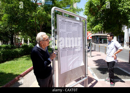 Wahlen in Griechenland, Athen, Griechenland. 05.05.2012 Bild zeigt eine ältere griechische Mann zu finden, seine Abstimmung Lokalsender auf eines der Auflistung Boards im Zentrum von Athen, vor morgen griechischen Parlamentswahlen angezeigt. Stockfoto