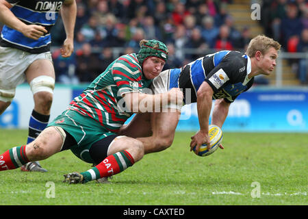 05.05.2012. Leicester, England. Leicester Tigers V Bath Rugby. Abgebaut wird Bäder MICHAEL CLAASSENS von Tiger THOMAS WALDROM während des Premiership Rugby-Spiels an der Welford Road Stadium gespielt. Stockfoto