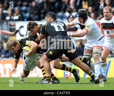 High Wycombe, England. ich Joe Launchbury von London Wasps Gebühren während der Aviva Premiership weiterleiten überein London Wasps gegen Newcastle Falcons im Adams Park, High Wycombe, England, 5. Mai 2012. Stockfoto