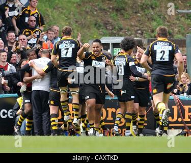 High Wycombe, England.Wasps feiern einen Versuch von Christian Wade von London Wasps während der Aviva Premiership Spiel London Wasps gegen Newcastle Falcons im Adams Park, High Wycombe, England, 5. Mai 2012. Stockfoto