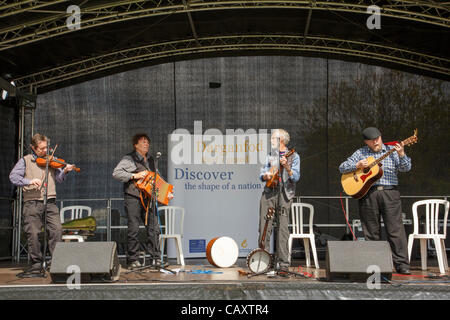 Flint, Flintshire, North Wales, UK. 5. Mai 2012. Mooncoin Ceilidh Band spielt auf der Bühne bei den Feierlichkeiten für die offizielle Eröffnung des alle Wales Coast Path auf Burg Feuerstein Stockfoto