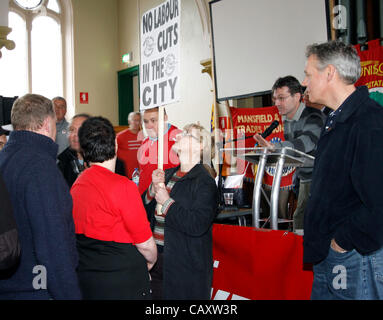 Liam Conway, Nottingham Nuss und Stuhl Notts Trades Rat befasst sich mit der Alan Meale Demonstranten - Gemeinde Hall - Notts NTCs May Day Feier am Samstag 5 kann trafen sich am Nottinghams Erholung, marschierten durch die Stadt und gab es Veröffentlichungen in der Gemeinde Hall, Burgtor. Stockfoto