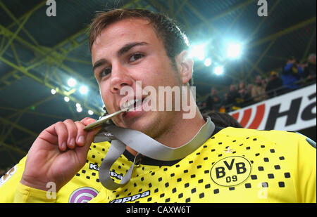 DORTMUND, Deutschland - Mai 05: Mario Goetze Dortmund feiern nach dem Gewinn der deutschen Meisterschaft nach dem Bundesliga-Spiel zwischen Borussia Dortmund und SC Freiburg im Signal Iduna Park am 5. Mai 2012 in Dortmund, Deutschland. Stockfoto