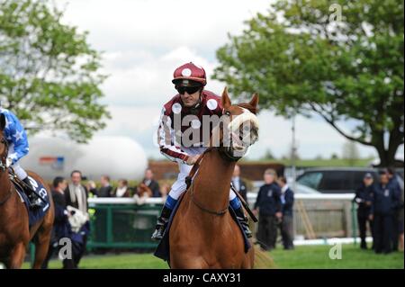 05.05.2012. Newmarket Guineen Pferdefest.  OLIVIER PESLIER ON französischen fünfzehn auf die QIPCO 2000 GUNEAS STAKES in NEWMARKET Stockfoto