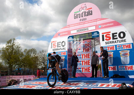 HERNING, Dänemark - Samstag, 5. Mai 2012: Sky Procycling Reiter, Spanisch Ivan Flecha, wartet auf rollten die Rampe für seinen Start pünktlich die 8,7 Kilometer (5,4 Meilen) lange einzelne Studie auf die 1. Etappe der diesjährigen Radrennen Giro d ' Italia. Stockfoto