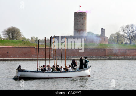 Danzig, Polen, 5. Mai 2012. Wiederaufbau mit den französischen Soldaten Verteidigung der Festung und den Zugang zu der Stadt Danzig vom Britischen. Hundert und fünfzig Reenactors in der französischen und der britischen Uniformen (Alter der Napoleonischen Kriege) Drei mächtige galleonen gekleidet, Dutzende von verschiedenen Kaliber Kanonen Stockfoto