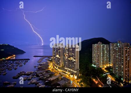 Der Himmel nahe Aberdeen Marina wird durch gegabelt Beleuchtung wie bei einem großen Gewitter in Hongkong in den frühen Morgenstunden des Samstag, 5. Mai 2012 fällt auf das Südchinesische Meer, beleuchtet. Stockfoto