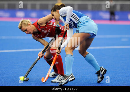 05.05.2012, am Flussufer Arena, Stratford, London, England, Visum Invitational internationalen Hockey. Die Fluss-Arena, Olympiapark, Stratford, 2012, England.  Der Brite Alex Danson (vorwärts) übereinstimmen in Aktion während der Großbritannien Vs Argentinien. Stockfoto