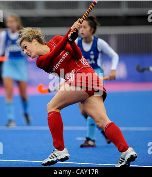 05.05.2012, am Flussufer Arena, Stratford, London, England, Visum Invitational internationalen Hockey. Die Fluss-Arena, Olympiapark, Stratford, 2012, England. Großbritanniens Ashleigh Ball (Mittelfeldspieler) schießt auf das Tor während des Spiels gegen Argentinien. Stockfoto