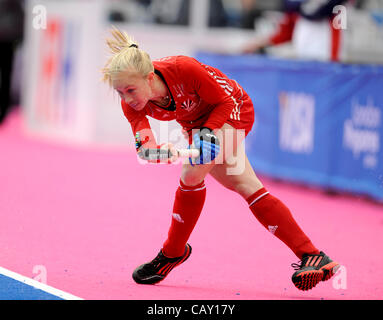 05.05.2012, am Flussufer Arena, Stratford, London, England, Visum Invitational internationalen Hockey. Die Fluss-Arena, Olympiapark, Stratford, 2012, England. Der Brite Alex Danson (vorwärts) übereinstimmen in Aktion während der Großbritannien Vs Argentinien. Stockfoto