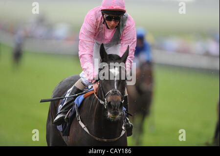 06.05.2012. Newmarket, England. Newmarket Guineen Festival des Rennsports. JIMMY CROWLEY auf Mondstein Magie der QIPCO 1000 Guinea-Wettlauf, Newmarket, Suffolk. Stockfoto