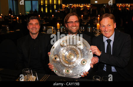 DORTMUND, Deutschland - Mai 05: (L-R) Michael Zorc, Manager von Dortmund, Juergen Klopp, Trainer von Dortmund und geschäftsführender Direktor Hans Joachim Watzke Pose mit der Trophäe im Restaurant mit Blick auf 5. Mai 2012 in Dortmund, Deutschland. Stockfoto