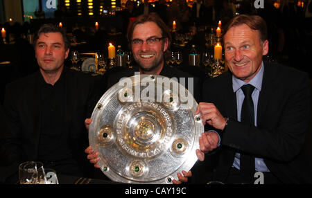 DORTMUND, Deutschland - Mai 05: (L-R) Michael Zorc, Manager von Dortmund, Juergen Klopp, Trainer von Dortmund und geschäftsführender Direktor Hans Joachim Watzke Pose mit der Trophäe im Restaurant mit Blick auf 5. Mai 2012 in Dortmund, Deutschland. Stockfoto