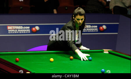 06.05.2012 - erste Sitzung - Snooker Schiedsrichter Michaela Tabb World Snooker-Finale (am besten von 35 Frames gespielt über vier Sitzungen), spielte in den Tiegel, Sheffield, UK Stockfoto