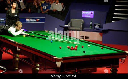 Ronnie O'Sullivan in Aktion gegen Ali Carter in der World Snooker Championship Finale Stockfoto