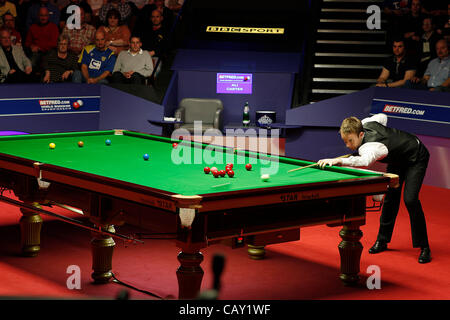 Ronnie O'Sullivan in Aktion gegen Ali Carter in der World Snooker Championship Finale Stockfoto