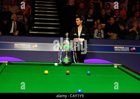 06.05.2012. Crucible Theatre, Sheffield, Yorkshire, England. Schiedsrichter Michaela Tabb steht hinter der Triophy, als Ronnie O'Sullivan sein Gebot für einen vierten WM-Titel gegen Ali Carter in das WM-Finale in Sheffield beginnt Stockfoto