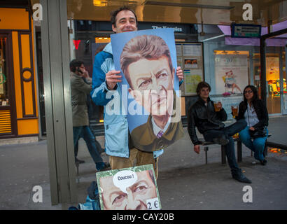 Paris, Frankreich, zur Feier der Ergebnisse der französischen Präsidentschaftswahlen, Porträt von Jean Luc Melenchon, Kandidat der extremen Linken, verschiedene Wahlkampfschilder, Bushaltestelle Posterkunst, Stimme frankreich Stockfoto