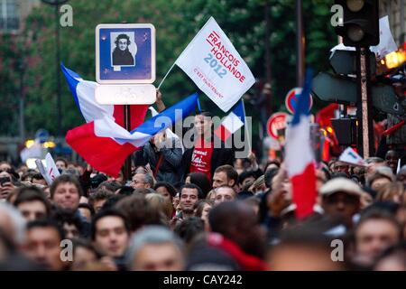 Rue de Solferino, Paris, Französisch Elections06.05.2012 Bild zeigt Französisch im Zentrum von Paris, Francois Hollande anfeuern, auf die Stimmen im französischen Wahlkampf zählen. Stockfoto