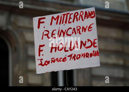 Rue de Solferino, Paris, Französisch Elections06.05.2012 Bild zeigt Französisch im Zentrum von Paris, Francois Hollande anfeuern, auf die Stimmen im französischen Wahlkampf zählen. Stockfoto