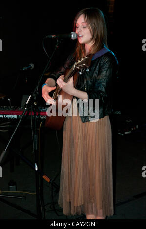 Gabrielle Aplin tritt in The Wardrobe, Live bei Leeds 2012, Leeds, England - 05.05.12 Stockfoto