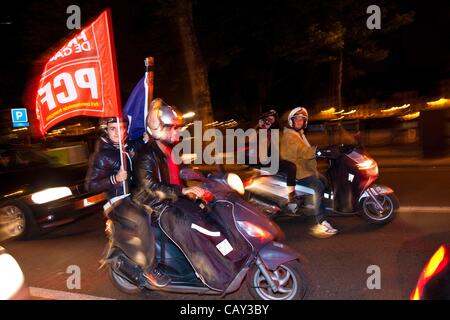 Qui De La Rapee, Paris, Französisch Elections.06.05.2012 Bild zeigt Motorradfahrer auf Qui De La Rapee, angegeben feiert den Erfolg von Francois Hollande im Zentrum von Paris, Francois Hollande nach den Abstimmungen anfeuern, dass er der neue französische Staatspräsident war. Stockfoto