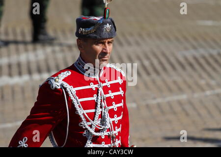 Kommandierender Offizier der bulgarische Nationalgarde in zeremoniellen Uniform führt die Parade am Tag der Armee im Zentrum von Sofia, Bulgarien, 6. Mai 2012 Stockfoto