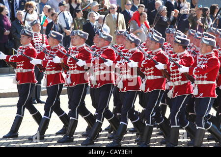 Bulgarische Nationalgarde in ihren roten zeremonielle Uniformen während der traditionellen Militärparade auf dem orthodoxen St. George's Day im Zentrum von Sofia, Bulgarien, 6. Mai 2012 Stockfoto