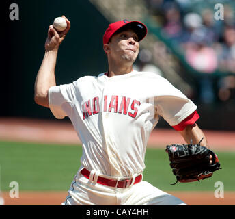 CLEVELAND, Ohio USA - Mai 6: Cleveland Indians Krug Ubaldo Jimenez (30) Stellplätze während der zweiten Innings Progressive Field in Cleveland, Ohio, USA auf Sonntag, 6. Mai 2012 ab. Stockfoto