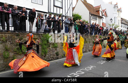 Hastings, UK. 07 Mai 2012.  Die Buchse in der grün-Prozession bahnt sich ihren Weg durch Hastings am Mai Feiertag. Stockfoto