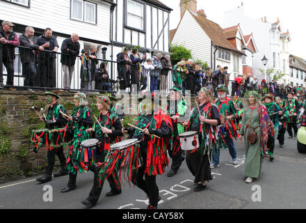 Hastings. 7. April 2012.  Die Buchse in der grün-Prozession bahnt sich ihren Weg durch Hastings am Mai Feiertag, UK Stockfoto