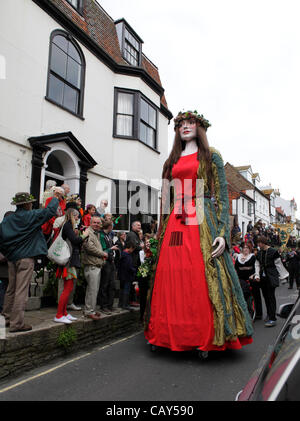 Hastings, Großbritannien. 07. April 2012. Eine Giantess in der Altstadt von Hastings jährliche Jack in der Green Day Parade, East Sussex, England Stockfoto