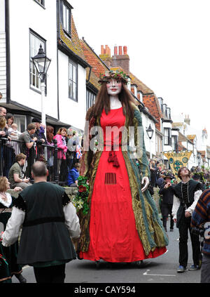 Hastings, England, Vereinigtes Königreich. 07 Mai 2012. Eine Riesin Paraden durch die Altstadt in Hastings während der Buchse in th grüne Prozession am Mai Feiertag. Stockfoto