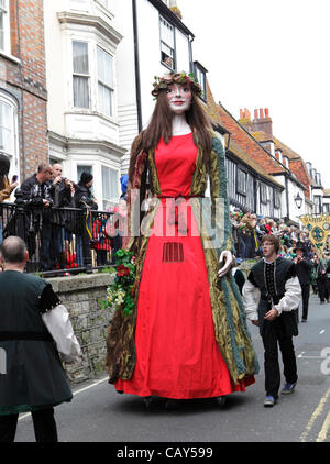 Hastings, England, Vereinigtes Königreich. 07 Mai 2012.  Eine gigantische Paraden durch die Altstadt in Hastings während der Buchse in th grüne Prozession am Urlaub Bank kann. Stockfoto