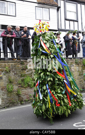 Hastings, UK. 07 Mai 2012. Die Buchse in der grün-Prozession bahnt sich ihren Weg durch Hastings am Mai Feiertag Stockfoto