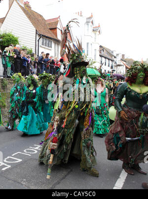 Hastings, Großbritannien. 07 Mai, 2012. Die Buchse in die Grüne Prozession durch Hastings auf May Bank Holiday. lvn Stockfoto