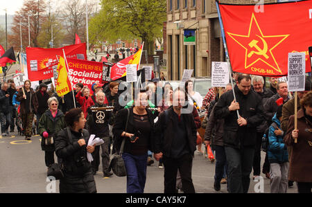 Chesterfield, Derbyshire, UK. 7. Mai 2012. Mai Tag Aktivisten marschiert am 35. Völker Gala und Demonstration. Der Chesterfield May Day Gala zählt zu den größten Veranstaltungen seiner Art in Großbritannien Stockfoto