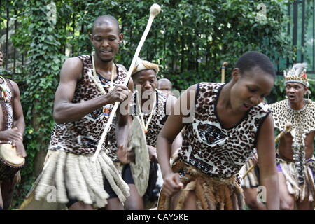 Eine Gruppe von Zulu-Krieger in der traditionellen Kleidung während der Tanz-Performance bei der Eröffnungsfeier für die South African Woche der Kultur in Sofia, Bulgarien, 7. Mai 2012. Bildnachweis: Johann Brandstatter / Alamy Live News Stockfoto