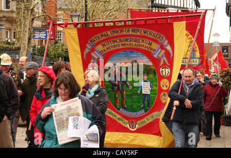 Chesterfield, Derbyshire, UK. 7. Mai 2012. Mai Tag Aktivisten marschiert am 35. Völker Gala und Demonstration. Der Chesterfield May Day Gala zählt zu den größten Veranstaltungen seiner Art UK. Stockfoto