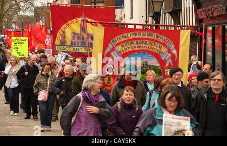 Chesterfield, Derbyshire, UK. 7. Mai 2012. Mai Tag Aktivisten marschiert am 35. Völker Gala und Demonstration. Der Chesterfield May Day Gala zählt zu den größten Veranstaltungen seiner Art UK. Stockfoto