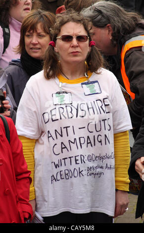 Chesterfield, Derbyshire, UK. 7. Mai 2012. Anti-Kürzungen Campaigner bei der 35. Chesterfield Maifeiertag Völker Gala und Demonstration. Der Chesterfield May Day Gala zählt zu den größten Veranstaltungen seiner Art UK. Stockfoto