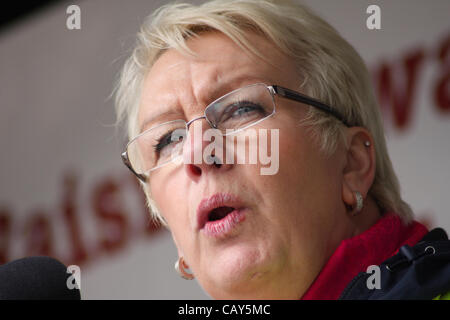 Chesterfield, Derbyshire, UK. 7. Mai 2012. Cheryl Pidgeon, Midlands Regionalsekretär, Union of Construction, Allied Trades und Techniker (UCATT) anlässlich der Chesterfield May Day Gala, eines der größten Veranstaltungen seiner Art UK. Stockfoto