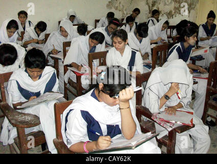 Ersten Jahr lösen Studenten arbeiten an einem Prüfungszentrum bei der jährlichen Prüfung der höheren Hauptschulabschluss (HSC) in Hyderabad auf Montag, 7. Mai 2012. Stockfoto