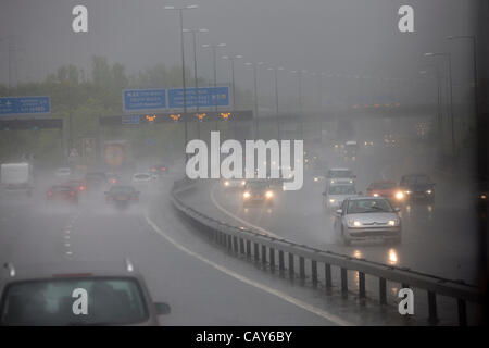 Eine starker Regen Sturm an der nach Norden M5 in Somerset macht das Autofahren für den Schwerverkehr Bank Holiday Montag, 7. Mai 2012. Die Gegend ist offiziell bei Trockenheit und Gartenschlauch verboten. Stockfoto