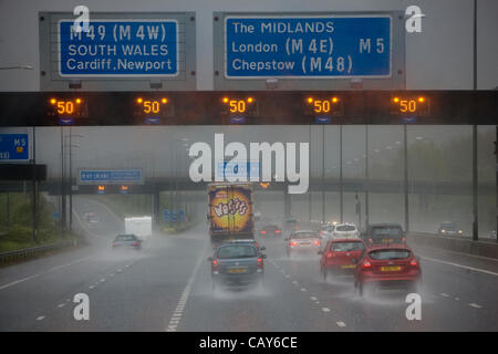 Eine starker Regen Sturm an der nach Norden M5 in Somerset macht das Autofahren für den Schwerverkehr Bank Holiday Montag, 7. Mai 2012. Die Gegend ist offiziell bei Trockenheit und Gartenschlauch verboten. Stockfoto