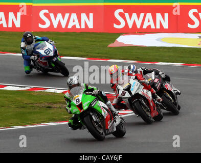 07.05.2012 Oulton Park, England. Britischen Superbike-Meisterschaft. MCE Insurance britischen Superbike Fahrer Chris WALKER Reiten für Team Pr1mo Bournemouth Kawasaki und MCE Insurance britischen Superbike Fahrer Dan LINFOOT Reiten für Team Buildbase BMW in Aktion während der britischen Superbike-Meisterschaft am Oulton Park, Cheshire Stockfoto