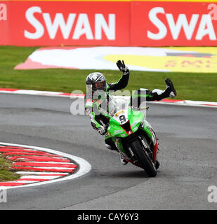 07.05.2012 Oulton Park, England. Britischen Superbike-Meisterschaft. MCE Insurance britischen Superbike Fahrer Chris WALKER Reiten für Team Pr1mo Bournemouth Kawasaki Gesten der Menge in der britischen Superbike-Meisterschaft am Oulton Park, Cheshire. Stockfoto