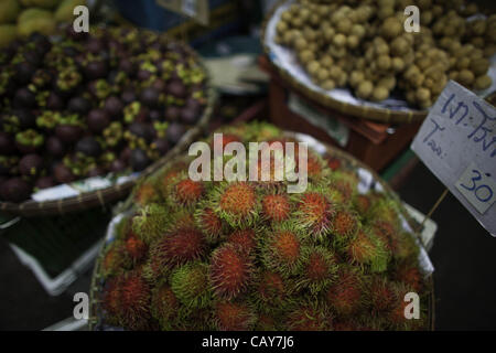 8. Mai 2012 - Bangkok, Thailand - Rambutan ist eine beliebte Frucht in Südost-Asien zu einen Frische-Markt in der Innenstadt von Bangkok, Thailand, Dienstag, 8. Mai 2012 zum Verkauf angeboten. (Kredit-Bild: © David Longstreath/ZUMAPRESS.com) Stockfoto